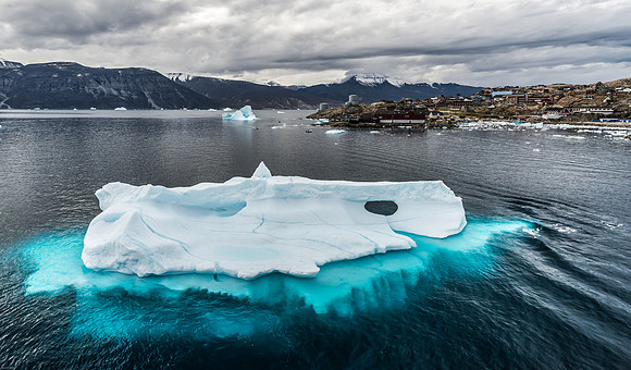 071 - Iceberg in harbour